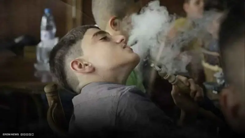 أطفال يدخنون الأرجيلة في حماة والسلطات تتدخل (فيديو إرم)