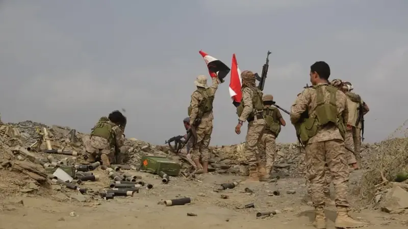 الجيش اليمني يسيطر على معسكر الخنجر الاستراتيجي ويواصل تقدمه في الجوف