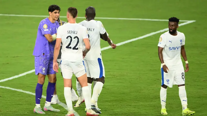 ياسين بونو يطمئن الهلال السعودي