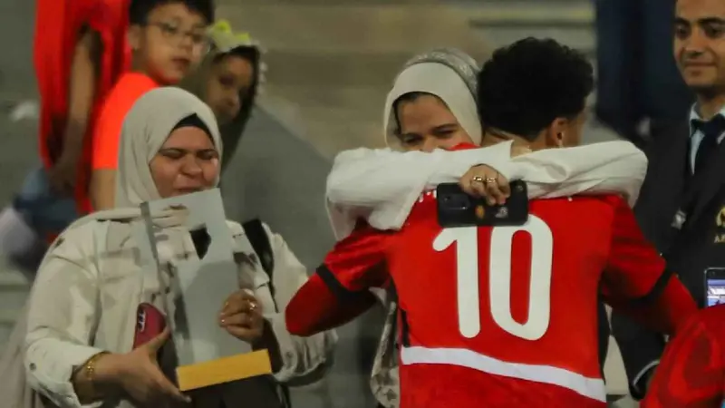لقطة اليوم.. لاعب منتخب مصر يحتفل مع والدته في المدرجات (صور)