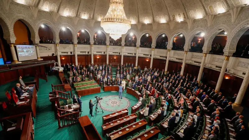 في تصويت رمزي.. برلمان تونس يلغي مراسيم قيس سعيّد الرئاسية