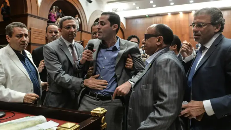 نائب مصري يتهم بإهدار المال العام لإلقائه الميكرفون أثناء مناقشات "تيران وصنافير".. وهذه العقوبات المحتملة