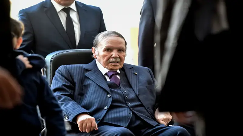 عقب تراجعه عن انتخابات الجزائر.. شخصيات تمسكت وأخرى غادرت مربع "بوتفليقة"
