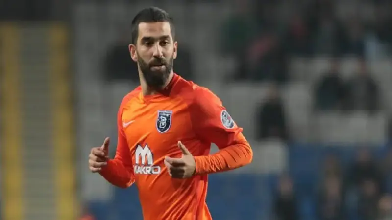الشرطة التركية تستجوب أردا توران بعد مزاعم الاعتداء على مطرب