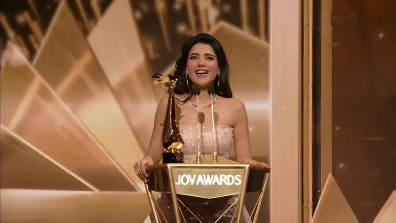 نارين بيوتي تبكي بعد تتويجها بجائزة "المؤثرة المفضلة" من Joy Awards | فوشيا